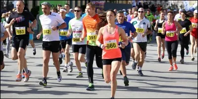 Le marathon est une épreuve sportive individuelle de course à pied qui se dispute généralement sur route sur une distance de :