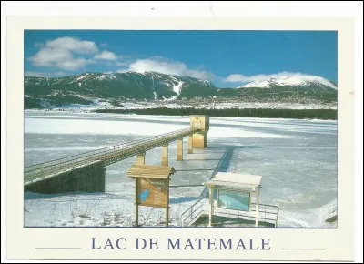 Situé près de la station des "Angles", dans quel département peut-on voir ce lac ?