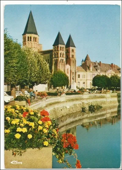 Dans quelle ville de Saône-et-Loire peut-on voir cette basilique du Sacré-Cur ?