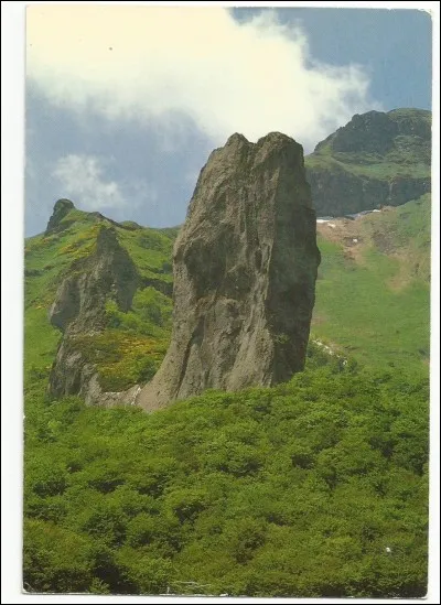 Dans la vallée du Chaudefour, en Puy-de-Dôme, ce site a pour nom : la Dent de la Rancune et...