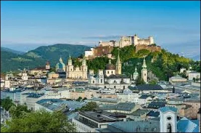 Dans quel pays se situe la ville de Salzbourg ?