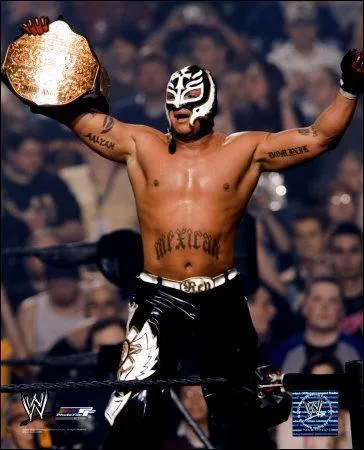 Quelle est la ceinture que Rey Mysterio possde sur cette photo ?