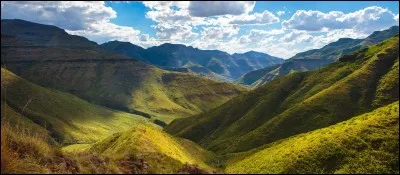 Si je vous dis le royaume dans les nuages. Quel pays allez-vous me cocher ?