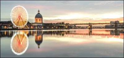 Quelle ville est surnommée "Ville rose" ?