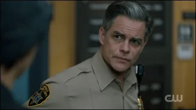 Avec qui le shérif Keller trompe-t-il sa femme ?