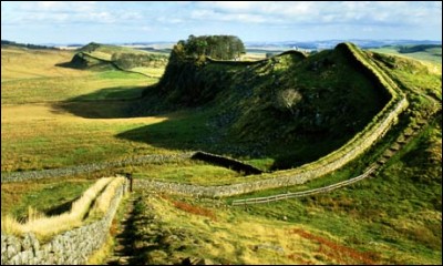 En Grande-Bretagne, quel mur défensif porte le nom de l'empereur qui l'a fait édifier de 122 à 127 après J-C. ?