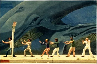 En 1982, quelle réalisatrice nous fait découvrir les murs peints de Los Angeles dans son documentaire « Mur, murs » ?