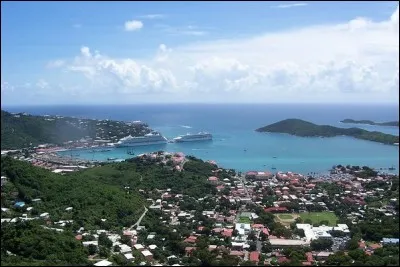C'est un bel archipel situé aux Iles Sous le Vent, aux Antilles, quelques 1 800 km au sud de Miami. Parcours des croisières et lieu de prédilection des navigateurs passionnés ou pour le snorkeling et la plongée aux épaves : hébergement et restauration 5 étoiles plus avec spa et golf exclusif, n'oubliez pas votre carte de crédit !