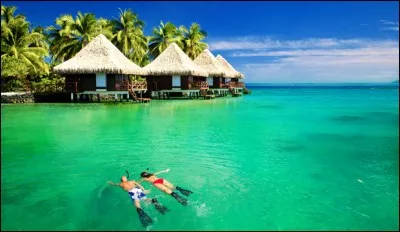 On y recense quelques 1190 îles dans cet archipel, réparties sur 26 atolls, abritant de jolies plages baignées des plus belles eaux, comme ici sur la photo. Il y règne en moyenne 28 degrés. Ce sont des lieux idylliques pour la romance et la détente, aux magnifiques couchers de soleil.