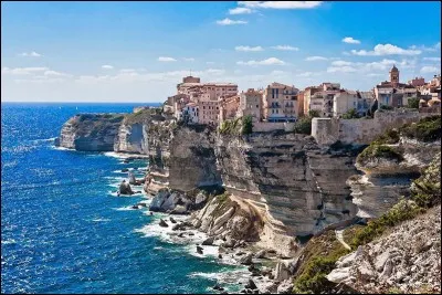 La seule évocation de cette île ouvre l'imagination sur le bleu de la Méditérranée, les petites criques, les montagnes avec leurs sentiers de randonnée puis les petits villages avec leurs places bien ombragées, pour profiter de la journée. Elle porte bien son nom, l'île de Beauté.