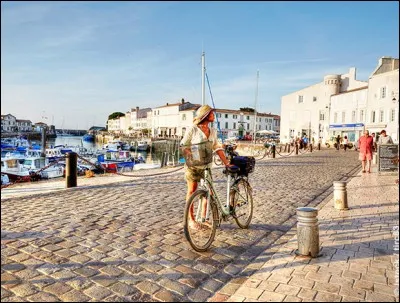 En face de La Rochelle, on trouve cette petite île au climat doux, un véritable joyau : j'ai opté pour son ensoleillement annuel, ses plages de sable fin et ses paysages naturels.
Autre aspect intéressant, pour y faire une belle randonnée, optez pour le vélo et profiter des 100 km de pistes cyclables : vous pourrez visiter ses 10 villages atypiques et ses paysages variés.
Quelle est cette île ?