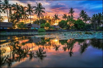 Ce paradis des surfeurs est à 8 degrés au sud de l'Équateur : ''l'île des Dieux'' est un écrin de verdure. Sa nature volcanique contribue à sa fertilité. On y trouve des rizières en terrasses, des volcans, des lacs, des forêts et, des plages de rêve... 
Cette beauté, son atmosphère, les cérémonies culturelles et les plages font sa célébrité.
D'avril à octobre, on évite ainsi la pluie.

Bon Voyage