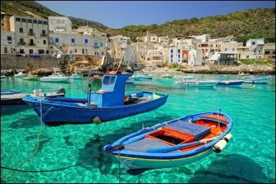 Vous reconnaîtrez la plus grande île de la mer Méditerranée : c'est aussi la région la plus étendue du pays et elle a son caractère propre. Cette île profite d'une profonde richesse culturelle que l'on peut apercevoir dans son aspect architectural.
Il y a la voile et la plage comme les randonnées mais aussi ses richesses historiques, artistiques et mythologiques.
