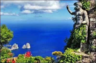 Pas étonnant qu'Auguste et Tibère aient succombé à ses charmes, à la douceur de son climat et à la beauté de sa végétation, sans oublier les plaisirs de la baignade dans la grotta Azzurra. On ne s'étonnera pas que, dès le 19e siècle, l'île soit devenue l'un des lieux de prédilection pour les gens des arts et du spectacle.
Nommez cette fameuse île de villégiature située au large de Sorrente ?