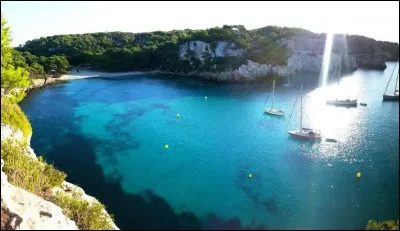 Île déclarée « Réserve mondiale de la biosphère » par l'Unesco en 1993, l'endroit balayé par les vents de la Méditerranée, déroule des paysages de terre rouge. Beaucoup mènent, comme sur la photo, à des plages de carte postale, nichées au creux de criques baignées par des eaux vertes et translucides. C'est la plus authentique île de l'archipel : elle présente 200 km de côtes non-urbanisées.