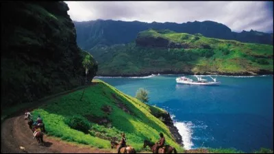 Il s'agit d'un des archipel de la Polynésie française. Il y a douze îles et six sont habitées. Comme on peut voir sur la photo, elles jouissent de forêts de feuillus humides tropicales et subtropicales. La faune marine y est riche cependant que la terrestre est relativement pauvre : pour le tourisme, on voit que l'on y a introduit le cheval et de belles randonnées sont proposées.
