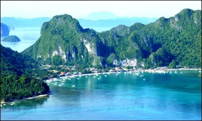 Elle aussi est surnommée : ''Heaven on Earth''. Ici on est aux Philippines, à la porte d'entrée du ''Bacuit archipelago'' avec au menu des plages de sable blanc, des récifs de corail et des falaises calcaires. En pratique, le Condé Nast Traveler's classe la plage de l'endroit comme la quatrième au monde et la CNNGo parle en bien de son écosystème.