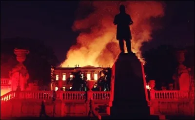 "En pleine nuit une sirène / Appelle au feu tous les pompiers / Et tout Rio qui se réveille / Voit brûler l'usine de café...". A quel chanteur doit-on "L'Incendie à Rio" ?