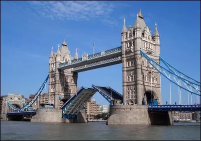 Dans quelle ville peut-on voir le Tower Bridge ?