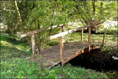 Qui chantait 'Le petit pont de bois' ?
