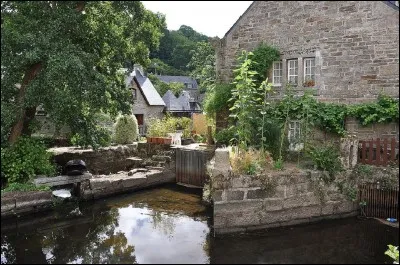 Quelle est une des spécialités de la ville de Pont-Aven ?