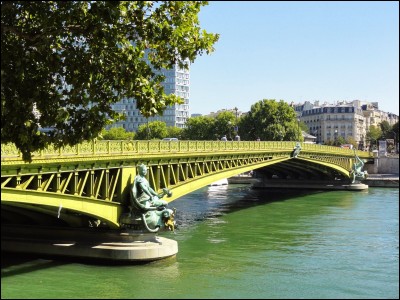 Sous quel pont coule la Seine d'après un poème de Guillaume Apollinaire ?