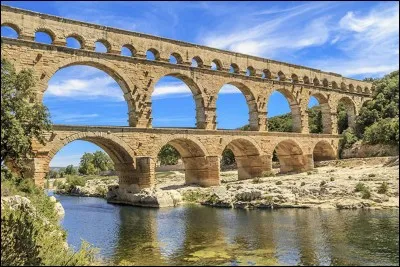 Quel type de pont est 'Le pont du Gard' ?