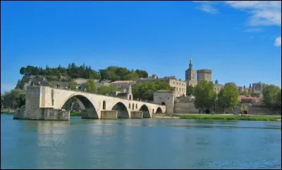 Sur quel cours d'eau le Pont d'Avignon a-t-il été construit ?
