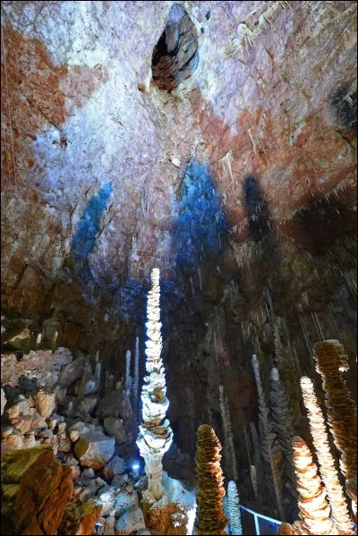 Laquelle de ces grottes est l'hôte de la plus grande stalagmite du monde ?