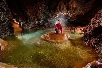 Laquelle de ces grottes françaises possède le titre de plus vaste grotte d'Europe ?