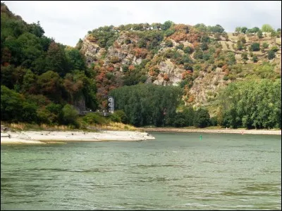 Dans quelle discipline de l'athlétisme les concurrents doivent-ils franchir un obstacle appelé "la rivière" ?