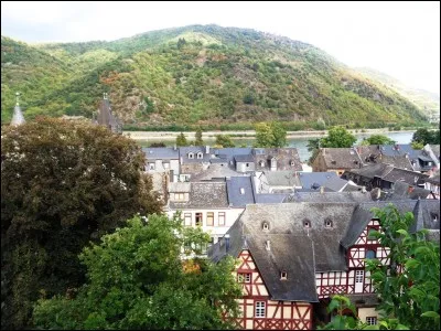 Qui est l'auteur, en 1678, de la fable en vers intitulée "Le Torrent et la Rivière" ?