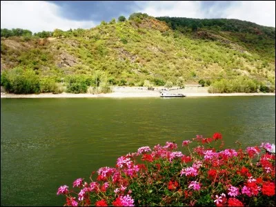 Dans quelle langue le mot "rivière" se traduit-il par "fiume" ?