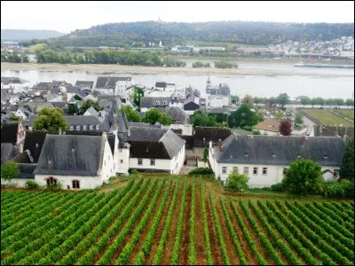 Selon l'expression, qu'est-ce qui fait les grandes rivières ?