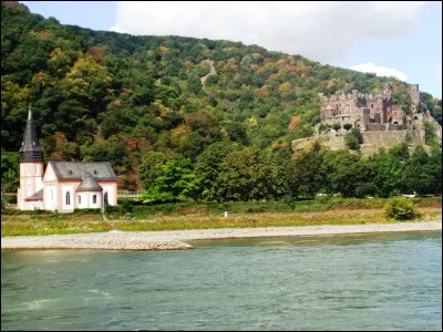 Dans quel département français d'outre-mer peut-on voir couler la rivière des Remparts ?