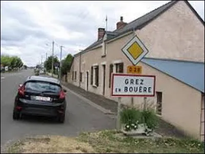Nous sommes maintenant dans les Pays-de-la-Loire, à l'entrée de Grez-en-Bouère. Commune de l'arrondissement de Château-Gontier, elle se situe dans le département ...