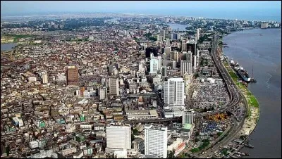 Cette gigantesque ville de plus de 12 millions d'habitants, capitale du Nigéria jusqu'en 1991, c'est :