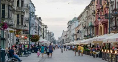 Cette ville de Pologne, un des principaux centres d'industrie textile en Europe avant 1940, aujourd'hui troisième ville du pays avec 700 000 habitants, c'est :