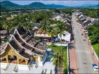 Cette ville du Laos, située sur le Mékong, ancienne capitale royale du Lan Xang (royaume du million d'éléphants), aujourd'hui quatrième ville du pays avec 60 000 habitants, connue pour ses nombreux temples bouddhistes et monastères, c'est :