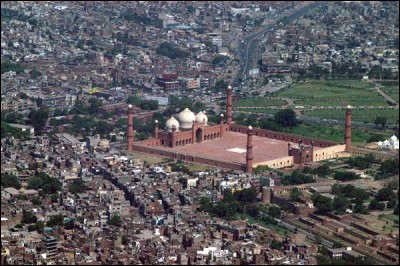 Capitale de l'Empire moghol au XVIe siècle, c'est aujourd'hui la deuxième ville du Pakistan avec plus de 11 millions d'habitants. C'est :