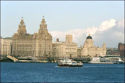 Cette ville maritime anglaise, située sur l'estuaire de la Mersey, port majeur pour le commerce du XVIIIe au milieu du XXe siècle, c'est :