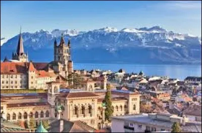 Cette ville suisse, dominant le lac Léman, chef-lieu du canton de Vaud, c'est :