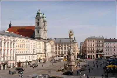 Cette ville autrichienne sur le Danube, troisième ville du pays avec 200 000 habitants, c'est :