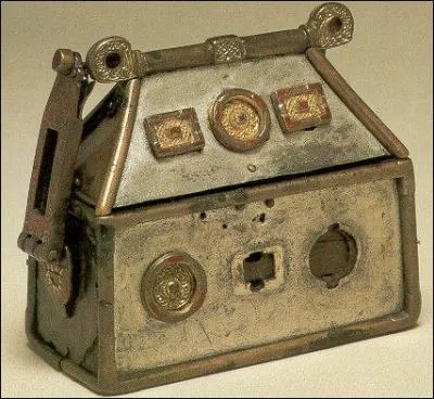 Dans quel coffre prcieux conservait-on les restes des Saints ?