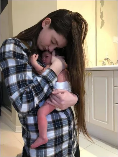 Sasha était trop petite pour être mannequin, combien mesurait-elle ?