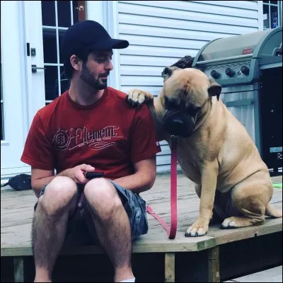 Quel est le nom du plus vieux chien de la famille ?