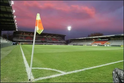 Dans quelle ville peut-on regarder un match de foot au stade de l'Abbé-Deschamps ?