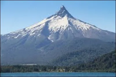 Quelle r&eacute;gion fran&ccedil;aise surnomme-t-on la terre des volcans, connue aussi pour sa cha&icirc;ne des Puys ?