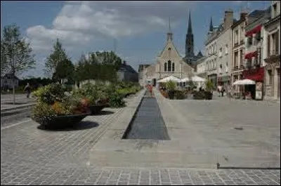 Quel monument fait la renommée de Chartres ?