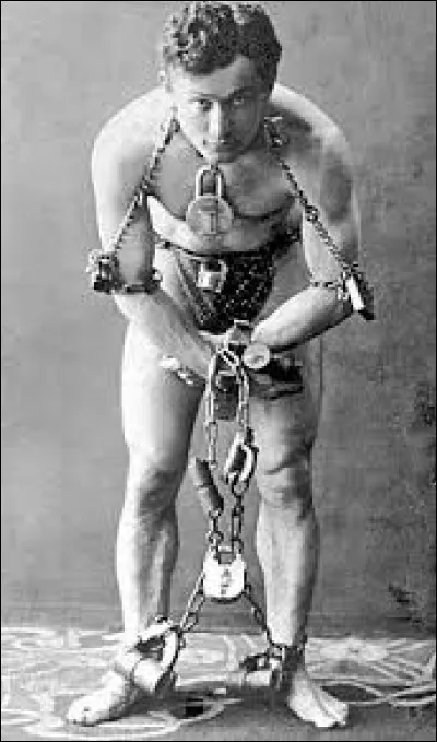 Octobre 1926 : Harry Houdini était un grand illusionniste américain roi de l'évasion. Il était né en Europe, dans une ville baignée par le Danube. Quel est son nom ?